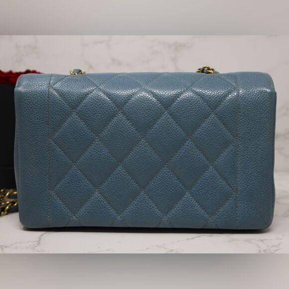 CHANEL Diana Small caviar leather CC Turnlock Quilted 22cm Baby Blue Chain bag - Picture 3 of 13